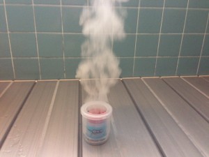 お風呂の防カビ剤（煙がもくもく）