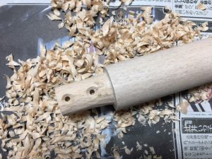 鍋用の交換用木製取っ手部品を削って加工